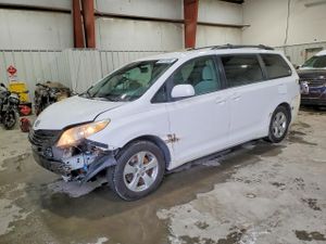 Toyota Sienna LE 3.5L 6 2013