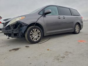 Toyota Sienna XLE 3.5L 6 2011