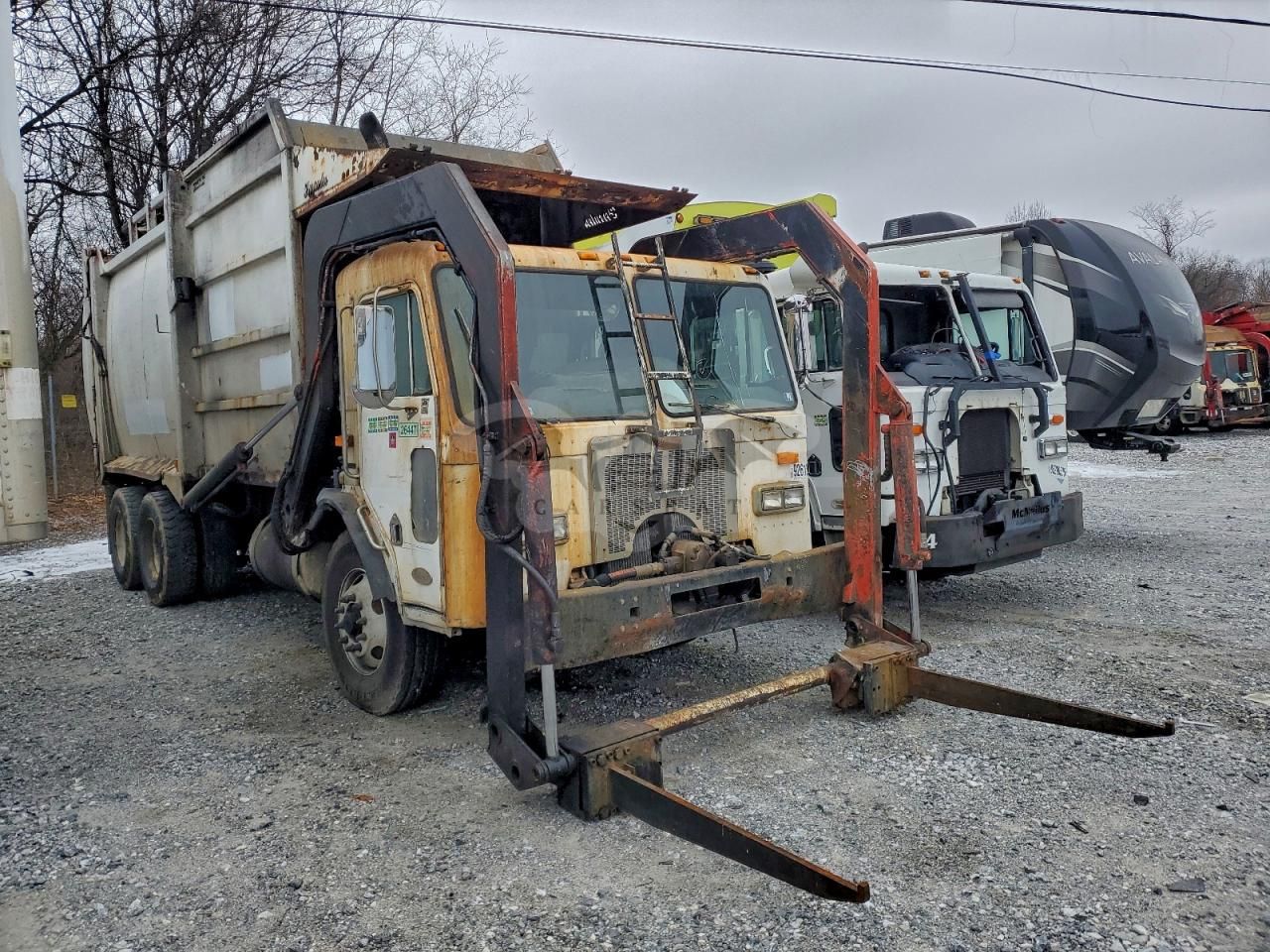 Peterbilt 320/325 6 2000