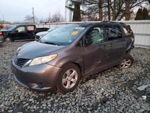 Toyota Sienna LE 3.5L 6 2011