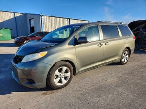 Toyota Sienna LE 3.5L 6 2011