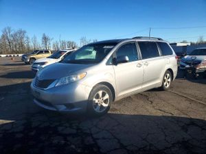 Toyota Sienna LE 3.5L 6 2012