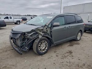 Toyota Sienna XLE 3.5L 6 2011