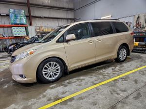 Toyota Sienna XLE 3.5L 6 2011
