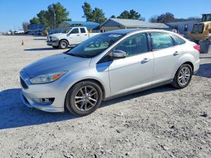 Ford Focus SE 2.0L 4 2015