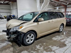 Toyota Sienna LE 3.5L 6 2011