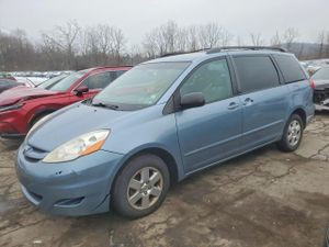 Toyota Sienna CE 3.5L 6 2010