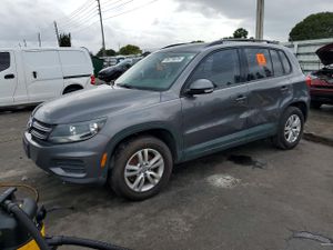 Volkswagen Tiguan S 2.0L 4 2015
