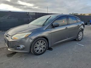 Ford Focus SE 2.0L 4 2012