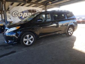 Toyota Sienna LE 3.5L 6 2013