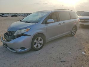 Toyota Sienna LE 3.5L 6 2012