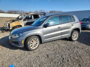 Volkswagen Tiguan S 2.0L 4 2014